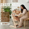Chaise haute en bois de hêtre avec bébé souriant mangeant, maman à côté dans une cuisine moderne