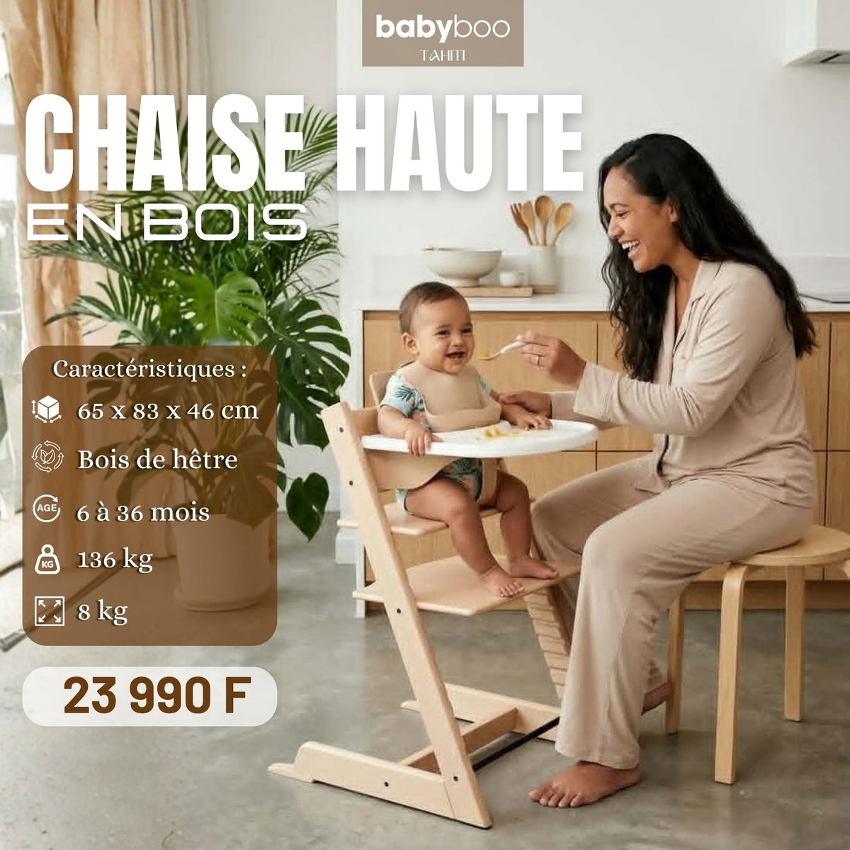 Chaise haute en bois de hêtre avec bébé souriant mangeant, maman à côté dans une cuisine moderne