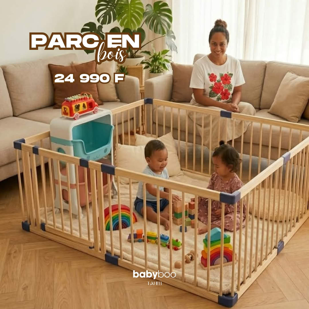 Parc en bois grand format avec deux enfants jouant à l'intérieur, maman souriante en arrière-plan